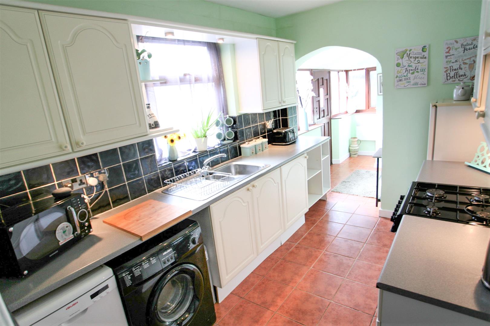 FITTED KITCHEN